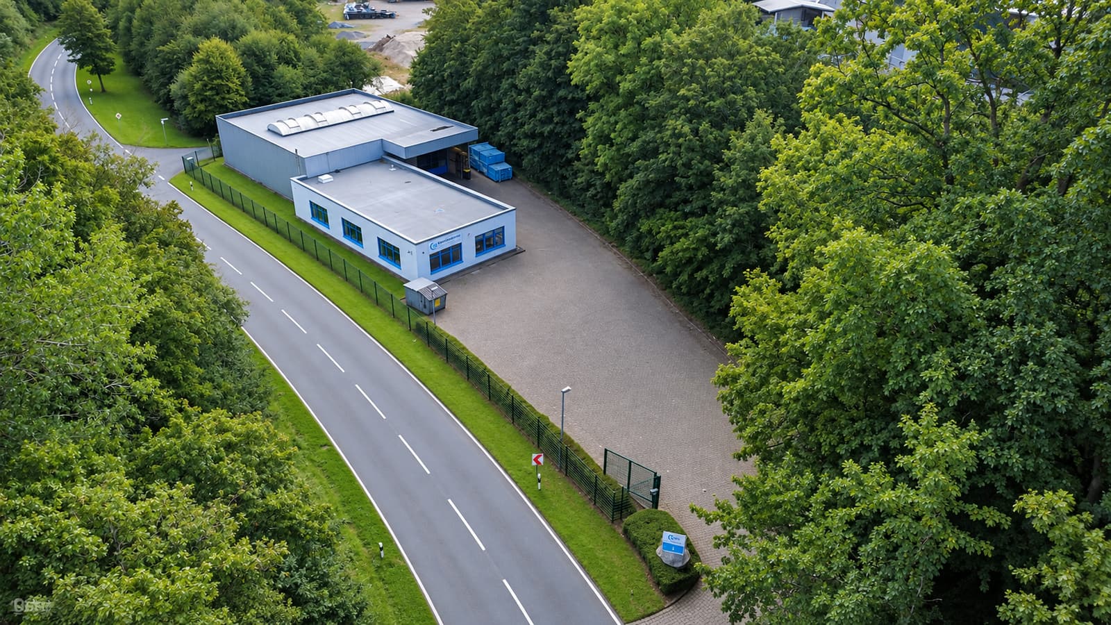 Luftbild der Logistikhalle mit LKW-Zufahrt in Finnentrop
